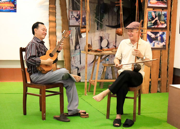 Năm 2012, Nghệ nhân dân gian Võ Văn Bá được Trung tâm Sách Kỷ lục Việt Nam (VietKings) công nhận là người sở hữu “Bộ nhạc cụ dân tộc được chế tác bằng chất liệu dừa đầu tiên tại Việt Nam”.

