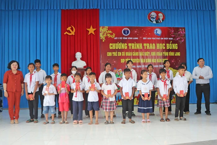 Trao học bổng hỗ trợ trẻ em hoàn cảnh đặc biệt, khó khăn