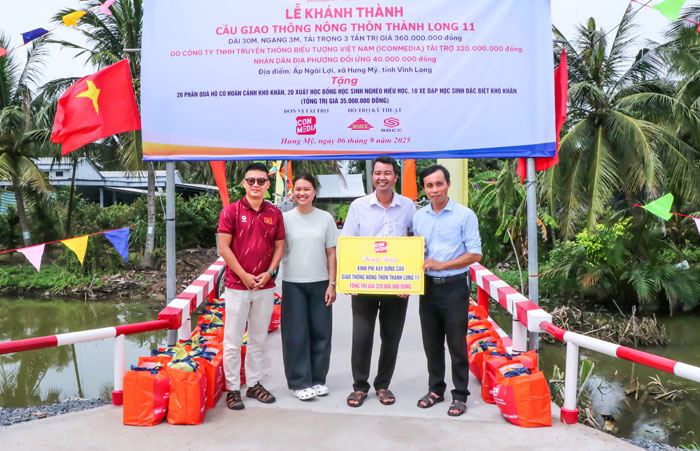 Lãnh đạo xã Hưng Mỹ nhận bảng tượng trưng hỗ trợ kinh phí xây dựng cầu nông thôn ấp Ngãi Lợi.

