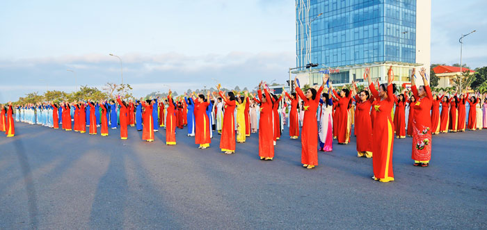 Nhiều năm liên tục, Hội LHPN tỉnh tổ chức “Tuần lễ áo dài” nhân dịp kỷ niệm ngày Quốc tế Phụ nữ 8/3.


