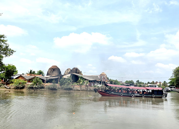 Di sản gạch gốm Mang Thít đang được kỳ vọng là sản phẩm du lịch làng nghề đặc sắc ở Vĩnh Long. Ảnh: Phương Thúy

