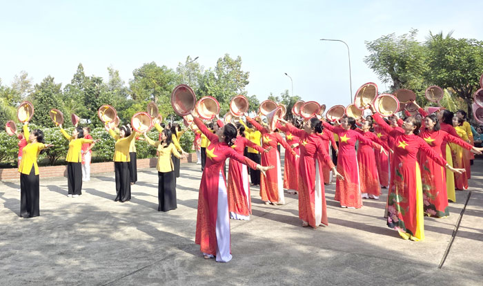 Xây dựng môi trường văn hóa lành mạnh từ gia đình, nhà trường đến xã hội và không gian số.

