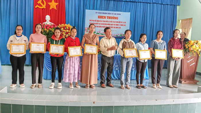 Khen thưởng gia đình sinh đủ 2 con tại xã An Định.

