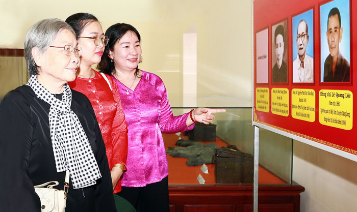 Đại biểu tham quan Nhà Truyền thống Càng Long.