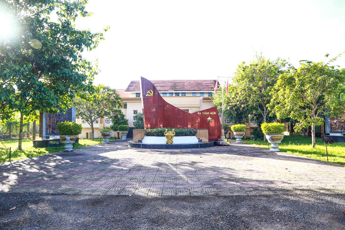 Bia tưởng niệm tại Nhà Truyền thống Càng Long- nơi thành lập Chi bộ Đảng đầu tiên của tỉnh Trà Vinh cũ.