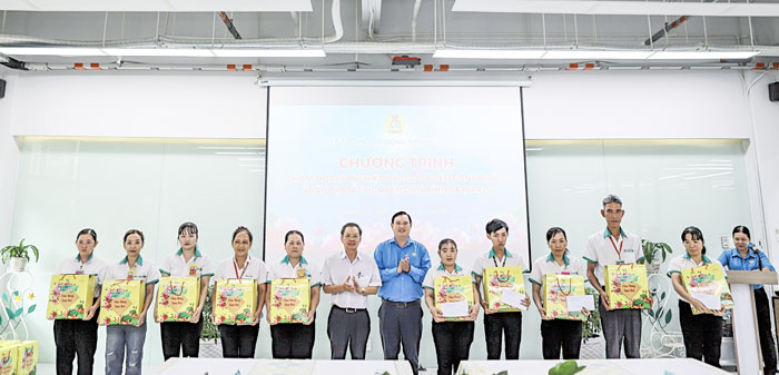 Chủ tịch Liên đoàn Lao động tỉnh- Nguyễn Phúc Linh trao quà cho công nhân, người lao động tại Công ty TNHH Tỷ Xuân.

