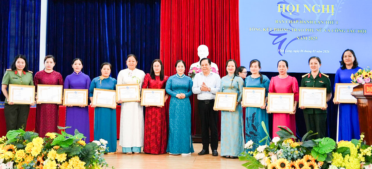 Đồng chí Trương Thành Dãnh trao Bằng khen của Hội LHPN tỉnh cho 11 tập thể hoàn thành xuất sắc nhiệm vụ năm 2025.