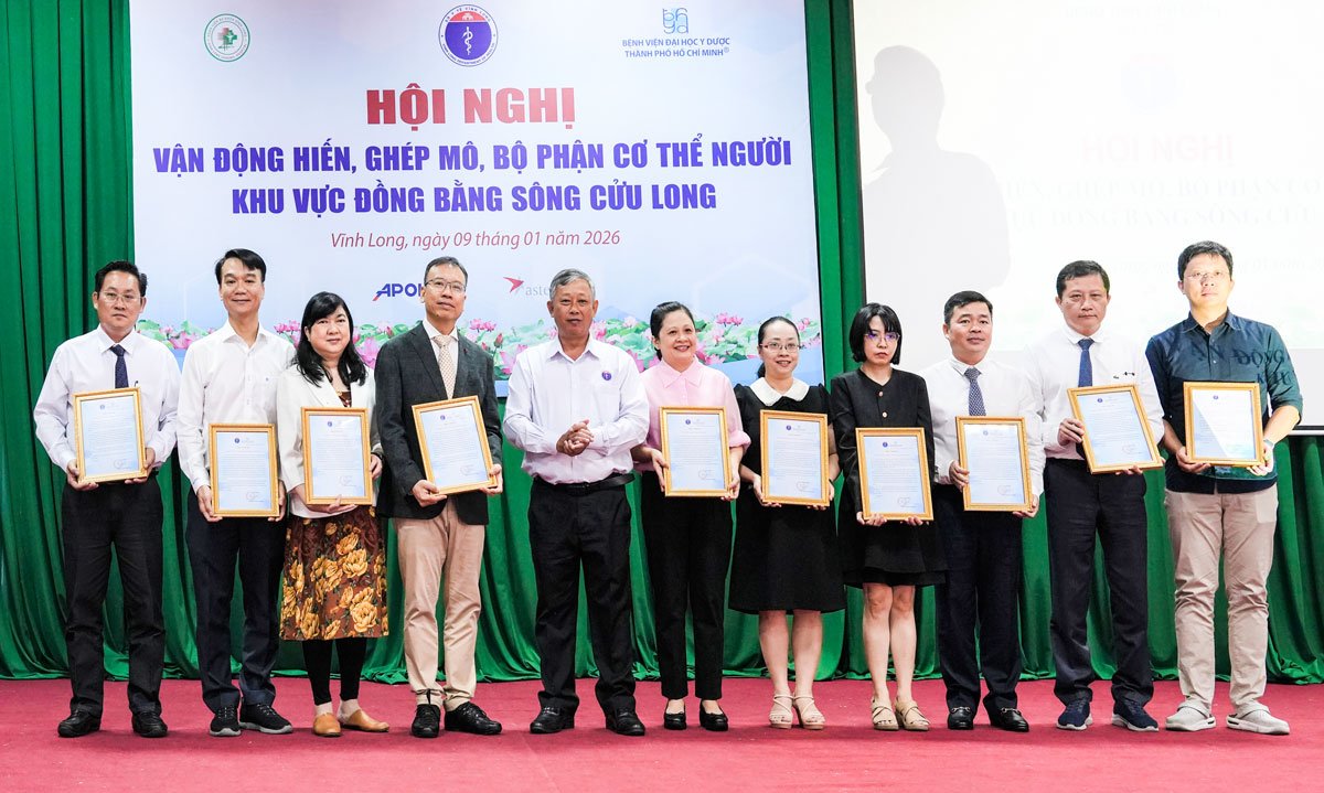 Phó Giám đốc Sở Y tế Nguyễn Văn Bé Hai trao thư cảm ơn cho các chuyên gia chia sẻ kinh nghiệm tư vấn, vận động hiến tạng và trao đổi chuyên môn, kỹ thuật trong lĩnh vực ghép mô, bộ phận cơ thể người.