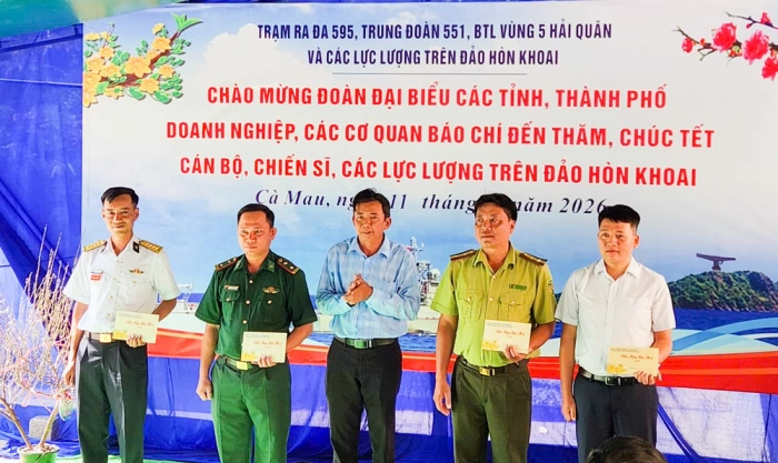 Đoàn công tác tỉnh Vĩnh Long chúc Tết cán bộ, chiến sĩ trên đảo Hòn Khoai