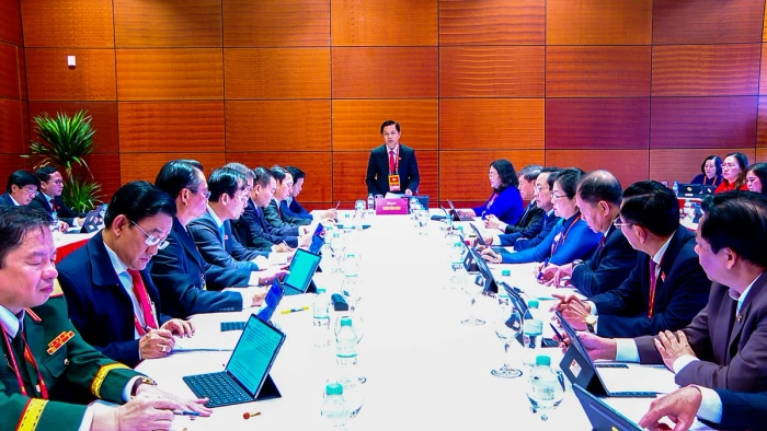 Đoàn Đại biểu Đảng bộ tỉnh Vĩnh Long thảo luận các văn kiện trình Đại hội XIV của Đảng