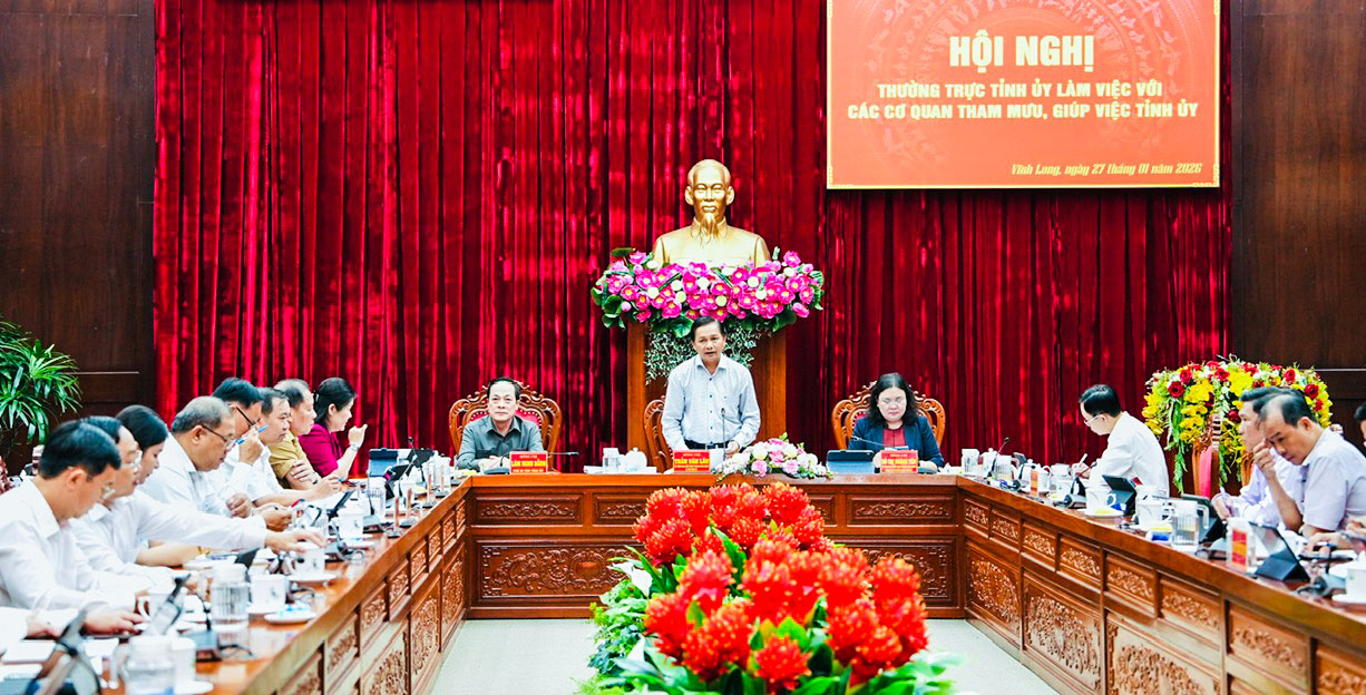 Các đồng chí: Trần Văn Lâu – Ủy viên BCH Trung ương Đảng, Bí thư Tỉnh ủy; Hồ Thị Hoàng Yến – Ủy viên BCH Trung ương Đảng, Phó Bí thư Thường trực Tỉnh ủy; Lâm Minh Đằng – Phó Bí thư Tỉnh ủy chủ trì hội nghị.