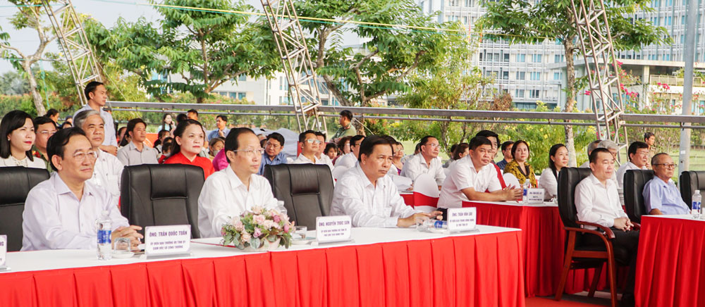 Các đại biểu tham dự lễ khai mạc hội chợ.