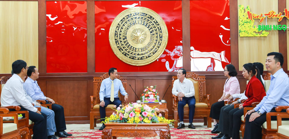 Đồng chí Lâm Minh Đằng – Phó Bí thư Tỉnh ủy tiếp đoàn công tác Học viện Chính trị Khu vực IV đến chúc Tết.