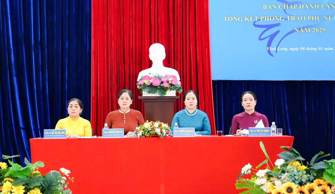 Lãnh đạo Hội LHPN tỉnh điều hành hội nghị.