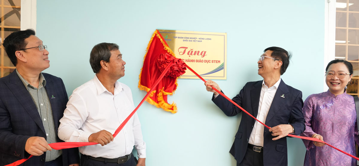 Đại biểu thực hiện nghi thức khánh thành phòng thực hành STEM.