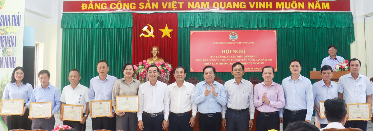 Dịp này, Hội Nông dân tỉnh khen thưởng cho các cụm thi đua trong hội thi trưng bày hình ảnh hoạt động và các sản phẩm nông nghiệp tiêu biểu tại Đại hội đại biểu Hội Nông dân tỉnh nhiệm kỳ 2025 – 2030.