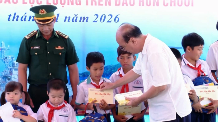 Đoàn công tác tỉnh Vĩnh Long thăm, tặng quà lực lượng vũ trang và nhân dân trên đảo Hòn Chuối