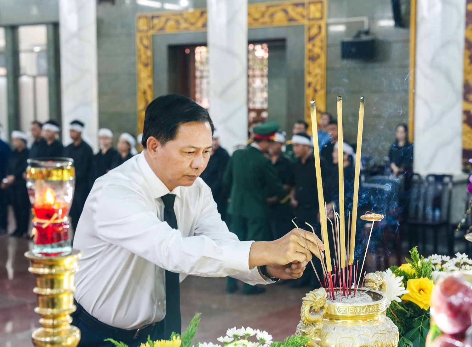 Đồng chí Trần Văn Lâu – Bí thư Tỉnh ủy Vĩnh Long dâng hương tưởng niệm Đại tướng Lê Văn Dũng.