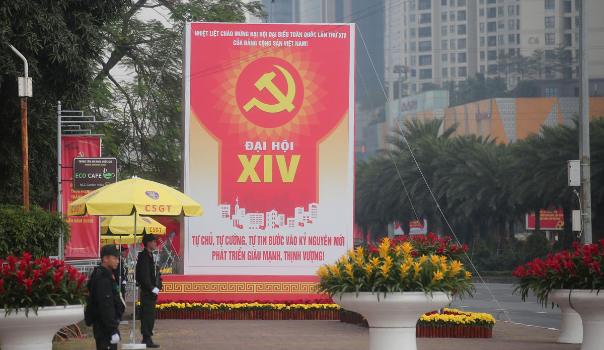 Khu vực phía trước Trung tâm Hội nghị quốc gia, công tác an ninh được các lực lượng triển khai nghiêm ngặt, bảo vệ an toàn tuyệt đối sự kiện chính trị trọng đại của đất nước. Cùng với đó, các pa nô, băng rôn tuyên truyền chào mừng Đại hội được bố trí trang trọng, góp phần lan tỏa không khí phấn khởi, niềm tin của người dân Thủ đô, tạo nên hình ảnh đẹp đối với bạn bè quốc tế.
