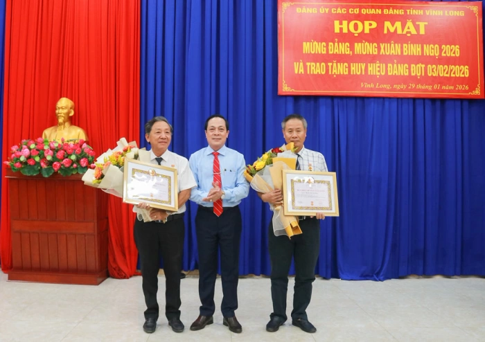 Họp mặt mừng Đảng, mừng Xuân và trao huy hiệu Đảng đợt 3/2/2026