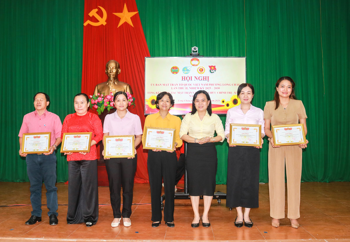 Chủ tịch Ủy ban MTTQ Việt Nam phường Long Châu- Lâm Thị Kim Thanh tặng giấy khen cho các cá nhân tiêu biểu.