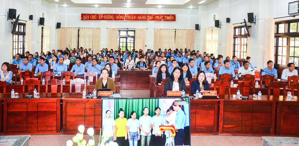 Đại biểu tham dự hội nghị tại điểm cầu Bến Tre.