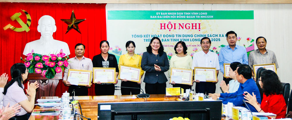 Khen thưởng 20 tập thể có thành tích xuất sắc trong công tác thực hiện tín dụng CSXH trên địa bàn tỉnh năm 2025.