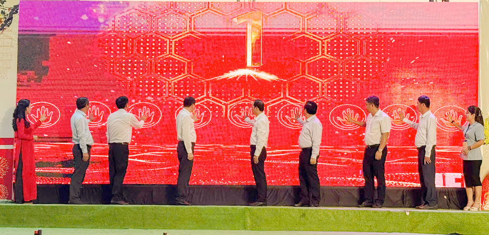 Các đại biểu thực hiện nghi thức chạm tay khai mạc Hội chợ Xúc tiến thương mại, Du lịch - Mừng Đảng, mừng Xuân Bính Ngọ năm 2026.