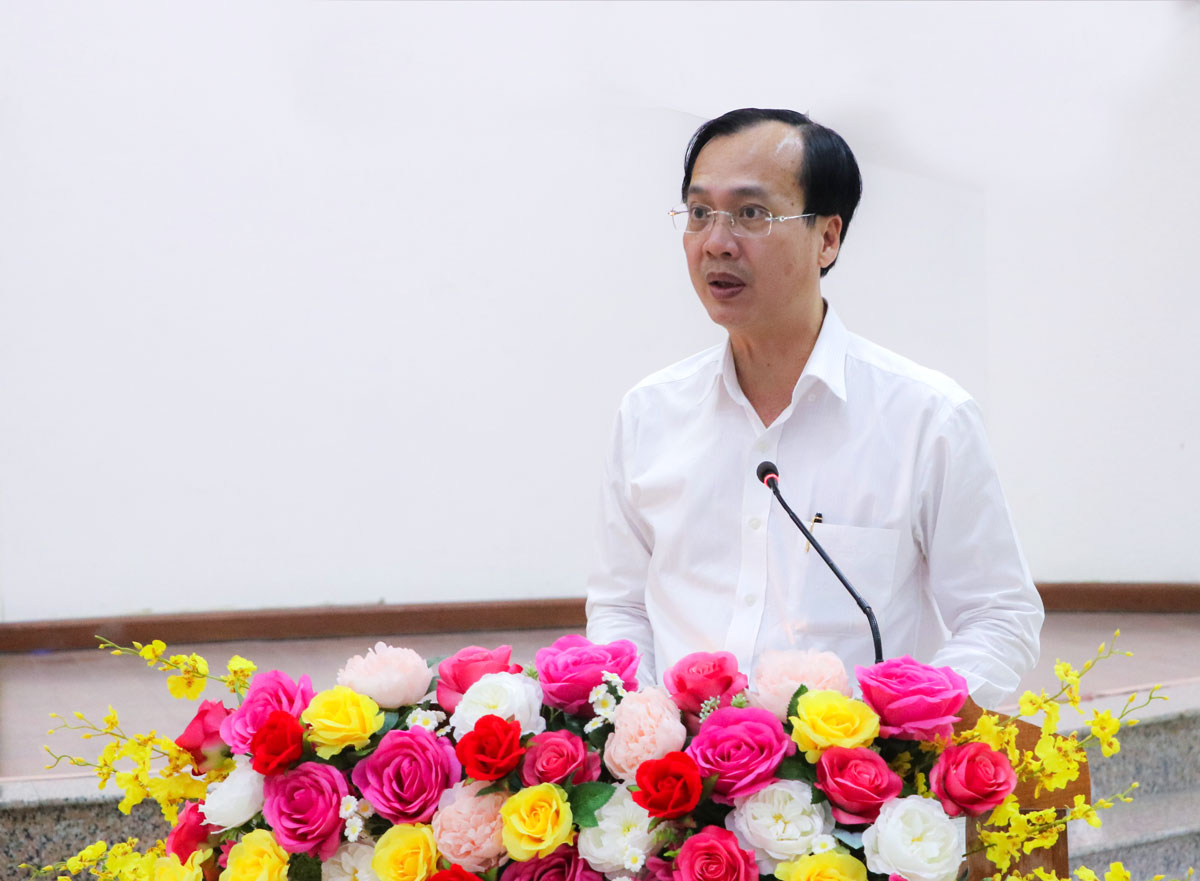 Đồng chí Trần Trí Quang - Phó Bí thư Tỉnh ủy, Chủ tịch UBND tỉnh, Chủ tịch Ủy ban Bầu cử tỉnh báo cáo công tác chuẩn bị, tổ chức triển khai cuộc bầu cử trên địa bàn tỉnh.