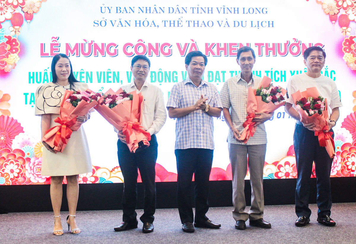 Lãnh đạo Sở Văn hóa-TT-DL trao hoa tri ân các tổ chức, cá nhân có nhiều đóng góp cho sự phát triển thể thao Vĩnh Long.