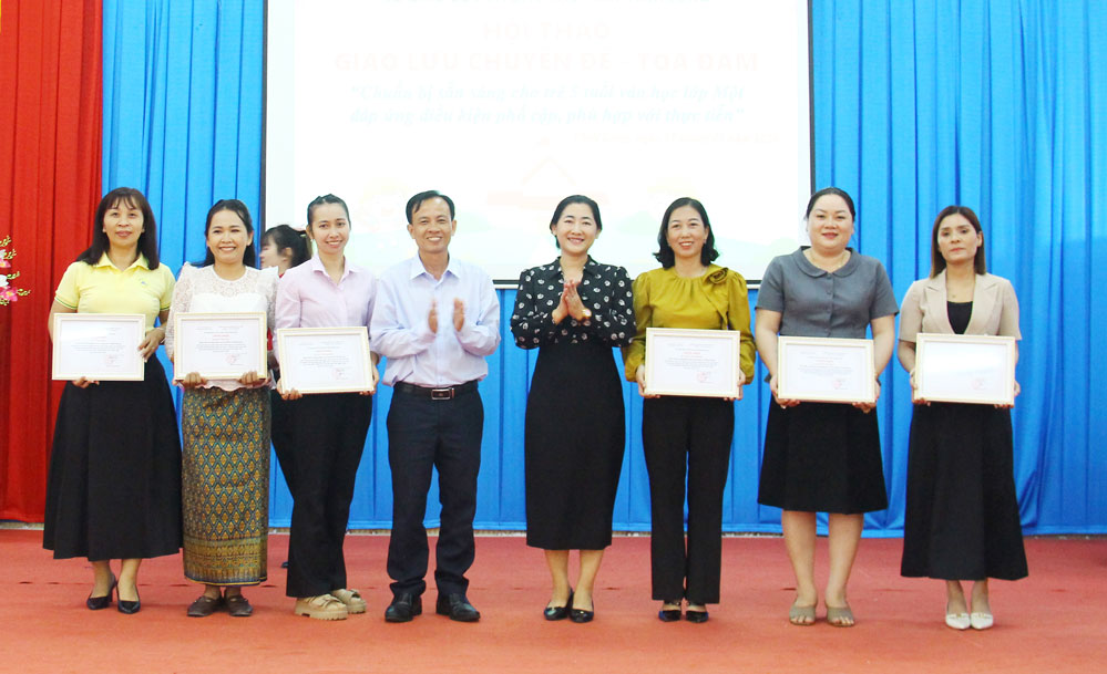 Trao giấy chứng nhận cho các hoạt động giáo dục, biện pháp, mô hình, sáng kiến có hiệu quả để khuyến khích, nhân rộng.