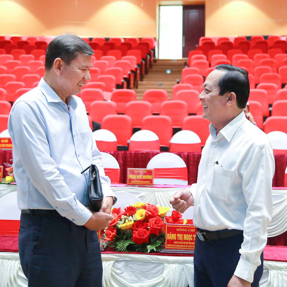 Phó Giám đốc Báo và phát thanh, truyền hình Vĩnh Long – Huỳnh Tấn Phát báo cáo đồng chí Lâm Minh Đằng tiến độ triển khai các nội dung buổi lễ.