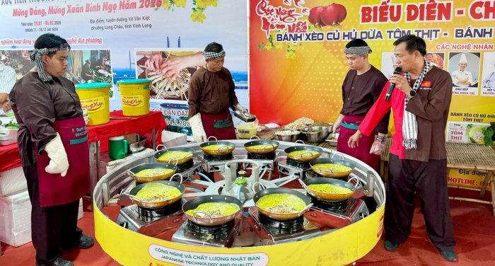 Thưởng thức bánh xèo củ hủ dừa và học làm gốm tại hội chợ xuân