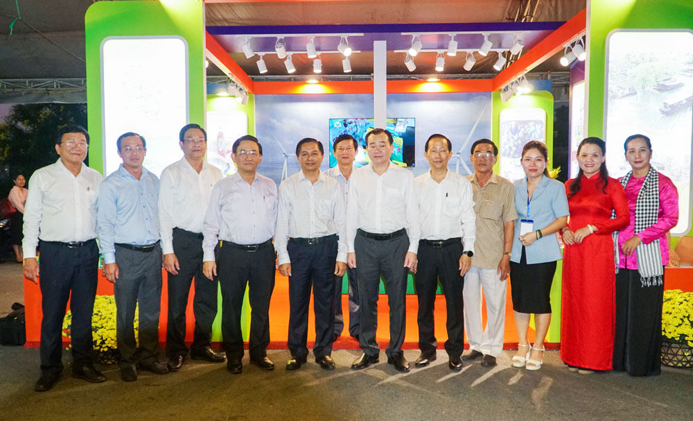 Lãnh đạo tỉnh chụp ảnh lưu niệm tại gian hàng trưng bày của Sở Công Thương.