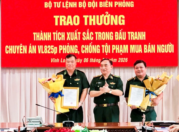 Khen thưởng tập thể có thành tích xuất sắc trong đấu tranh chống mua bán người