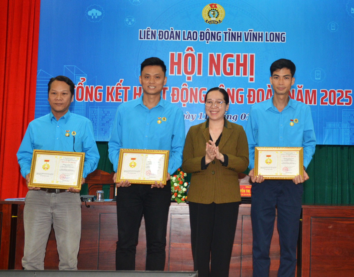 Đồng chí Nguyễn Thị Hồng Nhung trao bằng lao động sáng tạo cho các tạp thể.