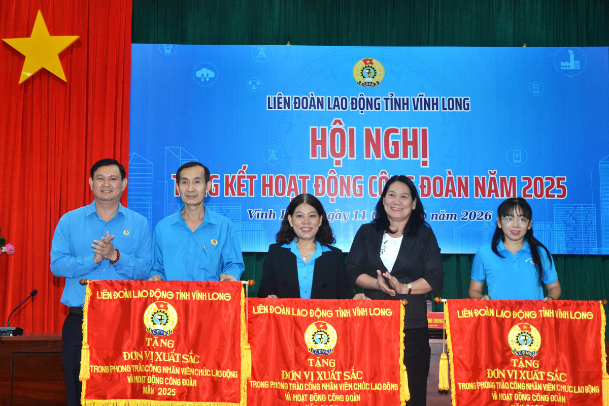 Đồng chí Nguyễn Thị Bé Mười và đồng chí Nguyễn Phúc Linh trao cờ thi đua cho các tập thể