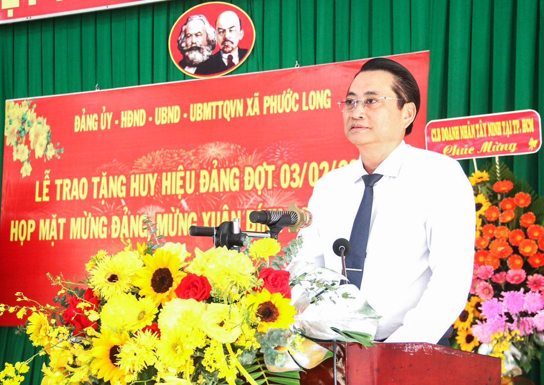 Đồng chí Nguyễn Quỳnh Thiện - Tỉnh ủy viên, Phó Chủ tịch UBND tỉnh UBND tỉnh phát biểu chúc mừng.