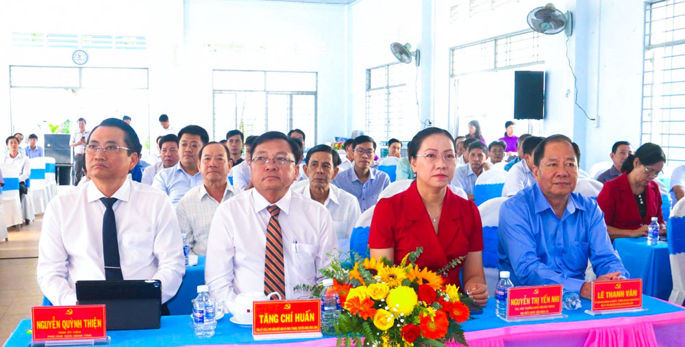 Đại biểu tham dự buổi lễ.