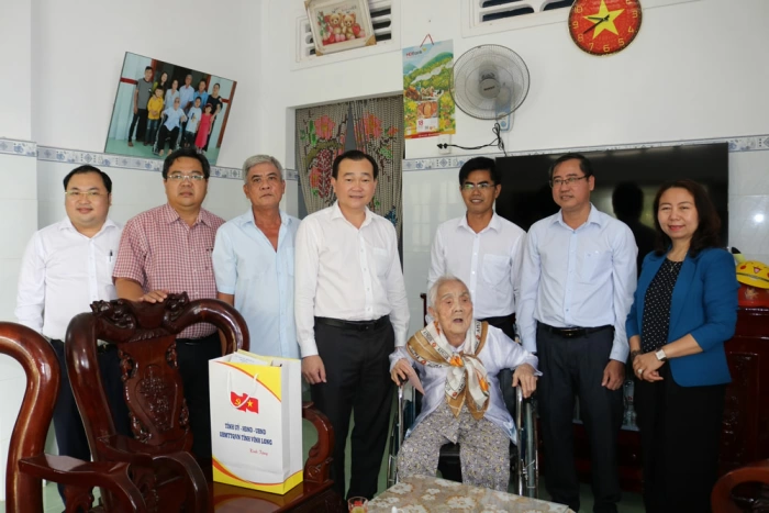 Phó Bí thư Tỉnh ủy Nguyễn Minh Dũng thăm, tặng quà, trao Huy hiệu Đảng và họp mặt cán bộ hưu trí tại xã Đại Điền