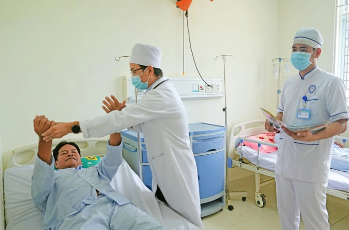 Quan tâm tháo gỡ khó khăn cho bệnh viện công lập