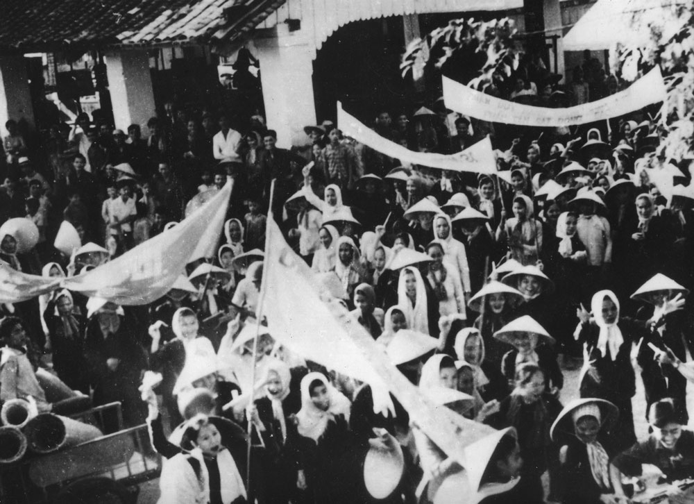 Đồng bào biểu tình tràn vào Thị xã Bến Tre, đấu tranh chống chế độ độc tài của ngụy quyền, đòi dân sinh dân chủ. Ảnh tư liệu