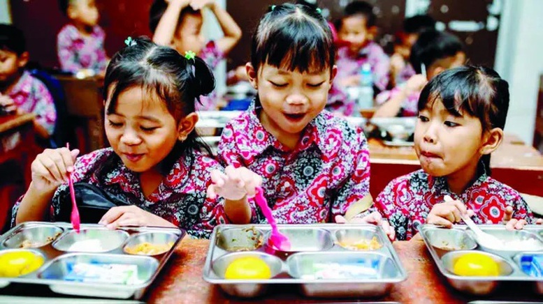 Bữa ăn trưa miễn phí tại một trường tiểu học ở Jakarta, Indonesia (Ảnh: UNICEF Indonesia)