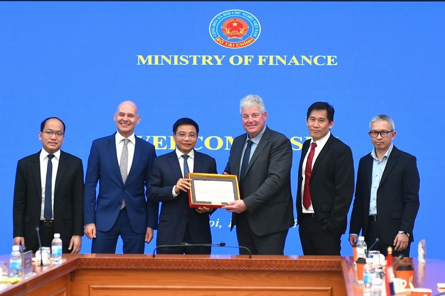 Bộ trưởng Bộ Tài chính Nguyễn Văn Thắng tiếp và làm việc với Đoàn công tác Tập đoàn ASML về hợp tác phát triển công nghiệp bán dẫn. Ảnh: BTC