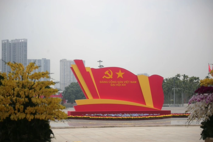 Đường phố Hà Nội “khoác áo mới” chào mừng Đại hội lần thứ XIV của Đảng