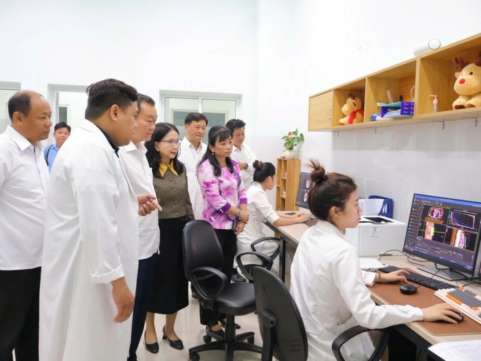 HĐND tỉnh khảo sát tình hình hoạt động BVĐK Vĩnh Long