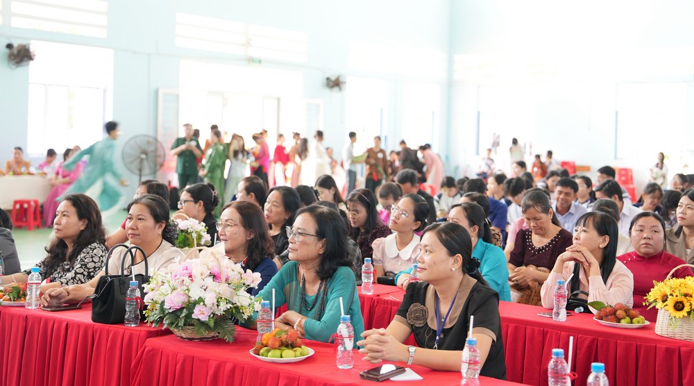 Đại biểu, giáo viên và học sinh tham dự hội.