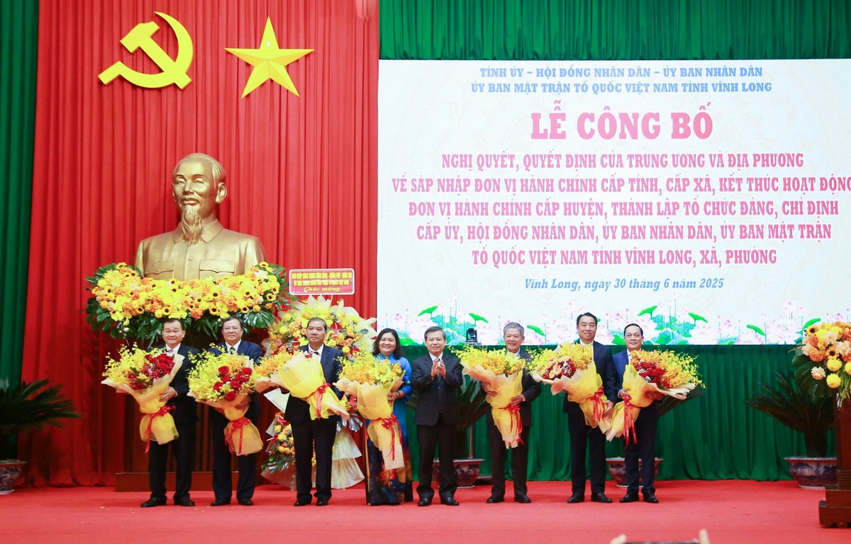 Lãnh đạo tỉnh Vĩnh Long nhận hoa chúc mừng Đảng bộ, chính quyền và Nhân dân tỉnh của Ban Chấp hành Trung ương Đảng - Chính phủ - Quốc hội - Ủy ban Trung ương MTTQ Việt Nam.