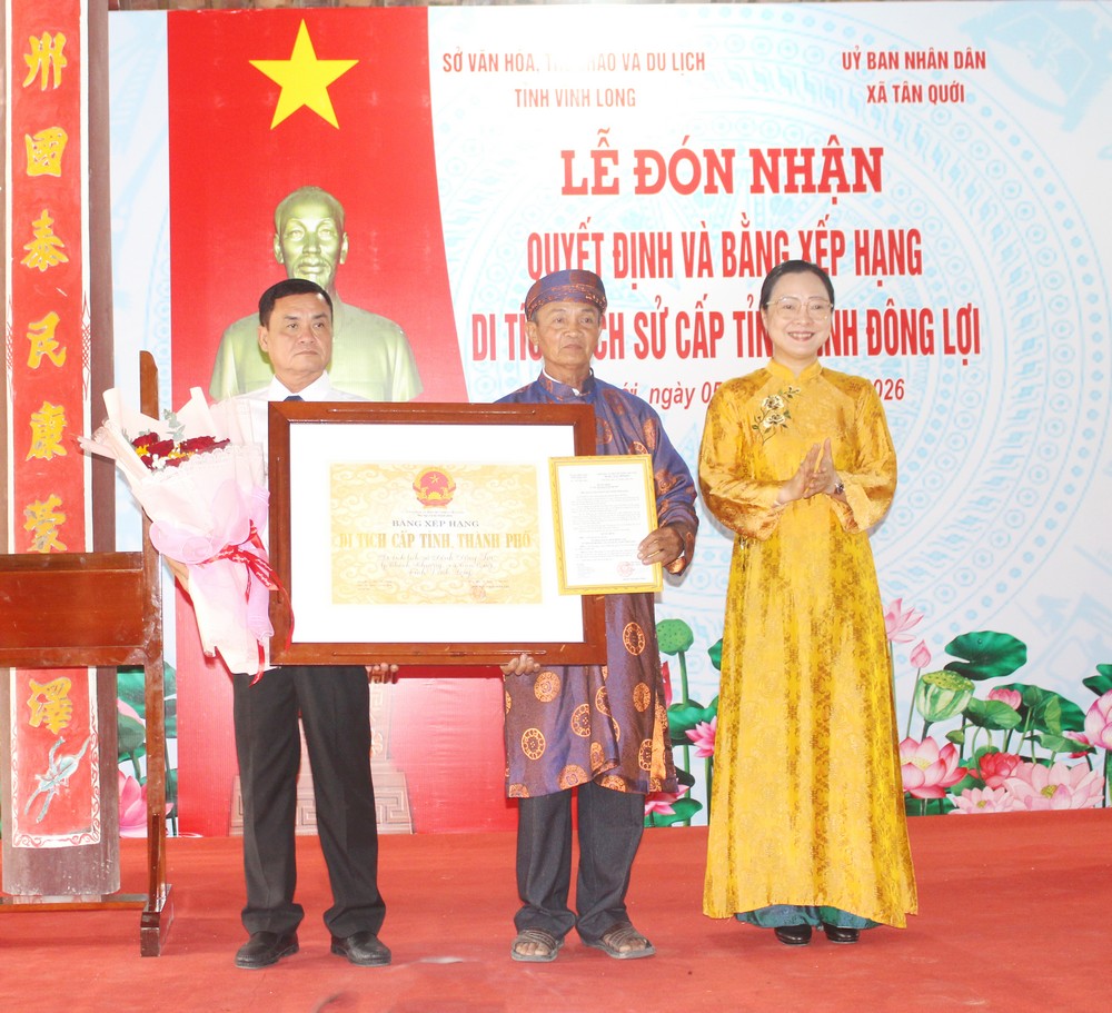 Đồng chí Nguyễn Thị Quyên Thanh- Tỉnh ủy viên, Phó Chủ tịch UBND tỉnh trao bằng xếp hạng di tích cho đại diện Ban quản lý đình Đông Lợi.
