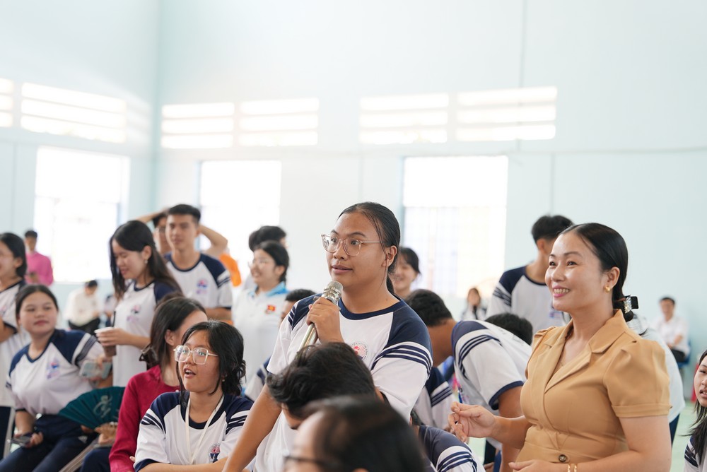 Học sinh tham gia trả lời câu hỏi tìm hiểu nhân vật văn học có quà.